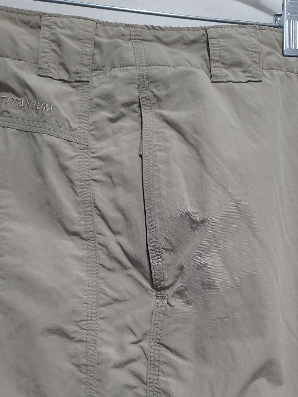 COLUMBIA Titanium Beige Cargo Capri Shorts Sz 14 OMNI DRY Zipper Pocket 36"waist - Picture 7 of 16